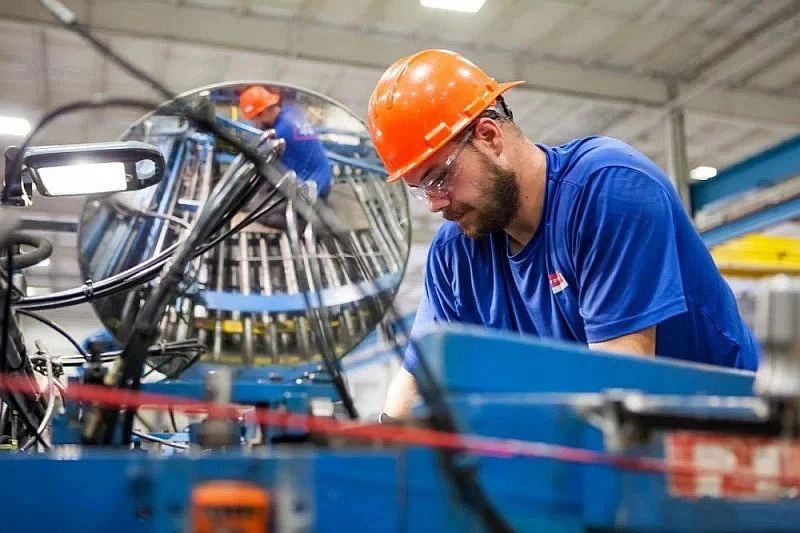 Zmniejszony popyt na pracowników i umiarkowana redukcja etatów. Co na rynku pracy?